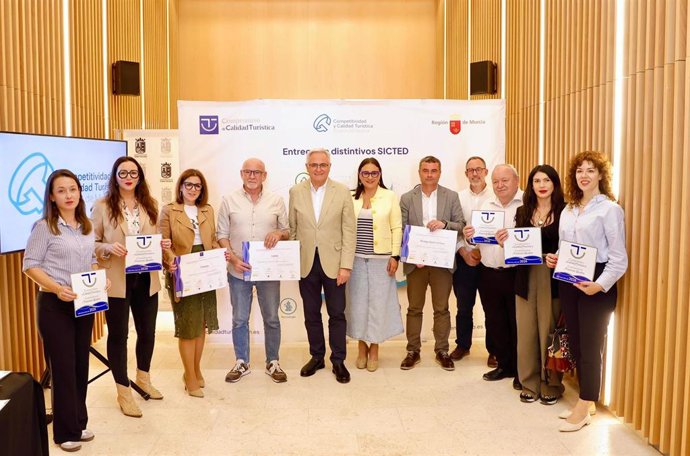 La directora general de Competitividad y Calidad Turísticas, Eva Reverte, y el alcalde de Torre Pacheco, Pedro Ángel Roca, con los representantes de las empresas acreditadas