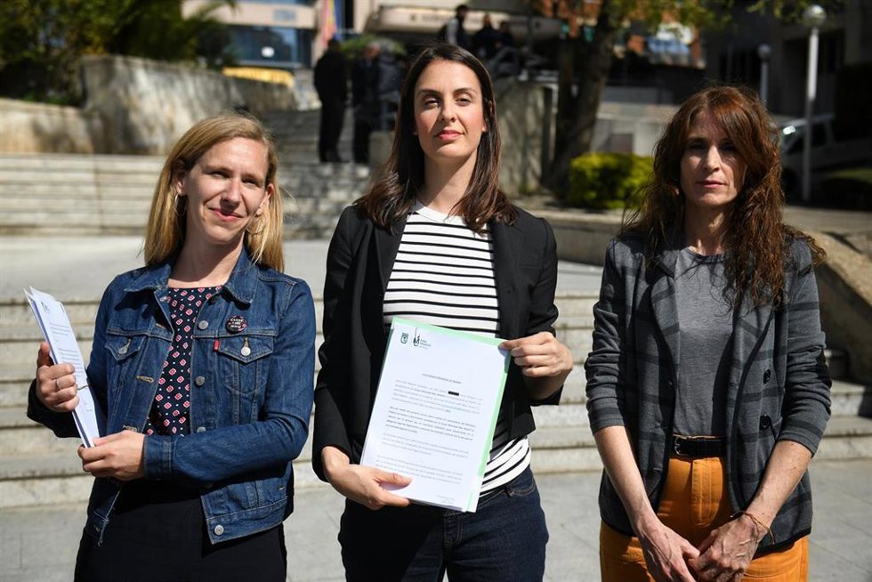 (i-d) La concejala de Más Madrid en el ayuntamiento de Madrid, Lucía Lois Méndez de Vigo, la portavoz de Más Madrid en el Ayuntamiento de Madrid, Rita Maestre y la concejala de Más Madrid en el Ayuntamiento de Madrid, Sara Ladra Álvarez, mostrando la de