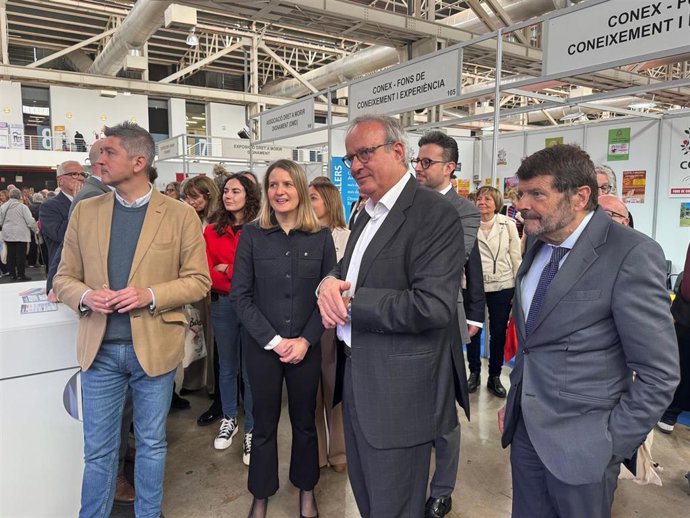 La consellera Mònica Martínez Bravo junto al alcalde de L'Hospitalet, David Quirós; el director de la feria, Juli Simón; y el teniente de alcalde de Barcelona Albert Batlle, durante la visita de apertura de este miércoles, en La Farga.