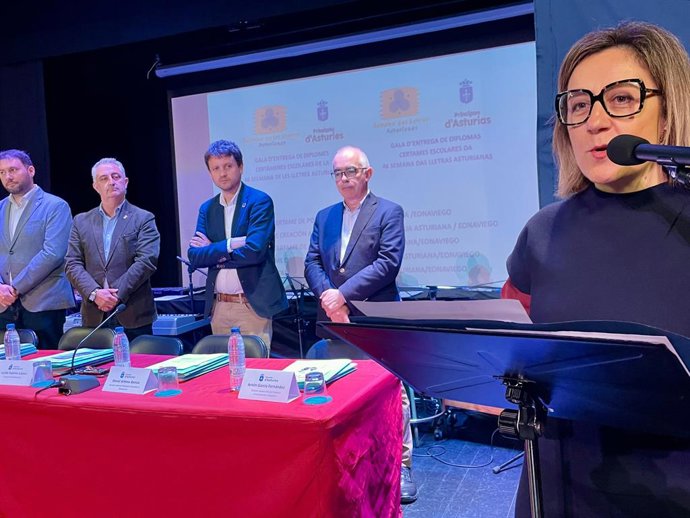 La conseyera de Educación, Lydia Espina, nos premios escolares  de la  46 'Selmana de les Lletres Asturianes'.