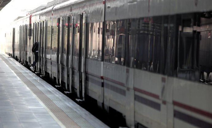 Archivo - Un tren de Renfe