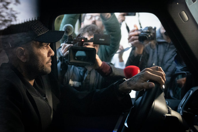 El exfutbolista Dani Alves conduce su coche, a 28 de marzo de 2025, en Esplugues de Llobregat, Barcelona, Cataluña (España).