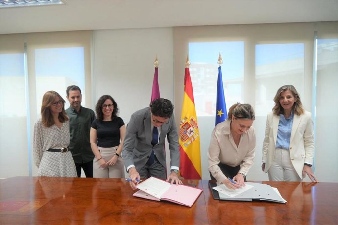 La consejera de Política Social, Familias e Igualdad, Conchita Ruiz, y el presidente del TSJ de la Región de Murcia, Miguel Pasqual del Riquelme, durante la firma del Protocolo PEF