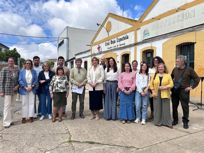 La consejera de Inclusión Social, Juventud, Familias e Igualdad, Loles López,  en al acto previo al inicio de las obras del centro de día de la Asociación de familiares de enfermos de Alzheimer y otras demencias de Valverde del Camino (Huelva).