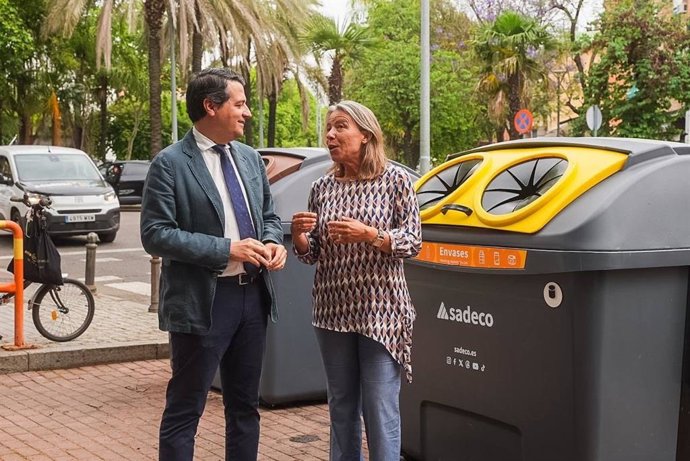 El alcalde de Córdoba, José María Bellido, y la presidenta de la empresa municipal Saneamientos de Córdoba (Sadeco), Isabel Albás, informan sobre el proceso de renovación de los 5.305 contenedores de la capital.