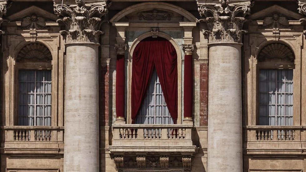 May 6, 2025 - Vatican City. Red drapes are wrapped around columns of the central lodge of St. Peter's Basilican Vatican city, before the Conclave starting on May 7, where the 267th pontiff of the Catholic Churc will be elected. EvandroInetti_via ZUM