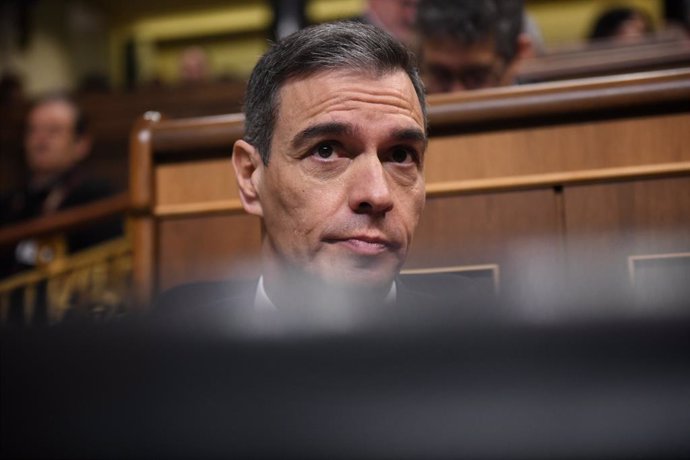 O Presidente do Governo, Pedro Sánchez, durante uma sessão plenária no Congresso dos Deputados em 7 de maio de 2025, em Madri (Espanha). O Presidente do Governo comparece ao Congresso para dar explicações sobre o aumento dos gastos com defesa.