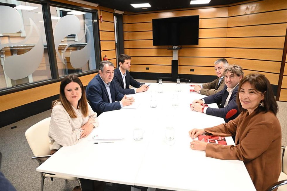 El presidente del EBB del PNV, Aitor Esteban (2i), el portavoz de la formación nacionalista en el Parlamento Vasco, Joseba Díez Antxustegi (3i), y la parlamentaria de EAJ-PNV en el Parlamento Vasco Maitane Ipiñazar Miranda (i), el secretario de Organiza