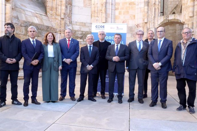 Foto de familia de las autoridades asistentes a la la inauguración del Foro Empresarial Castilla y León – Región Norte de Portuga