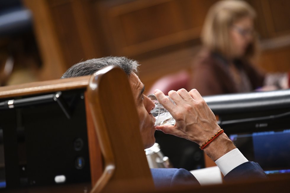 El presidente del Gobierno, Pedro Sánchez, bebe agua durante una sesión plenaria, en el Congreso de los Diputados, a 7 de mayo de 2025, en Madrid (España).
