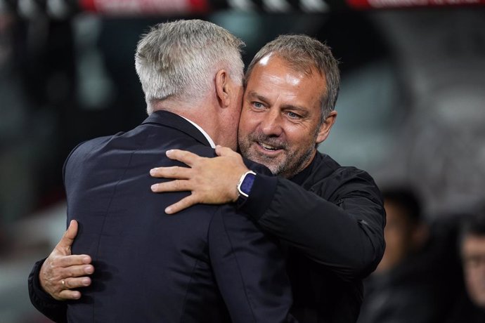 Archivo - Hansi Flick, head coach of FC Barcelona, and Carlos Ancelotti, head coach of Real Madrid, gesture during the Spanish league, La Liga EA Sports, football match played between Real Madrid and FC Barcelona at Santiago Bernabeu stadium on October 26