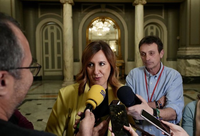 L'alcaldessa de València, María José Catalá, atén als mitjans de comunicació. 