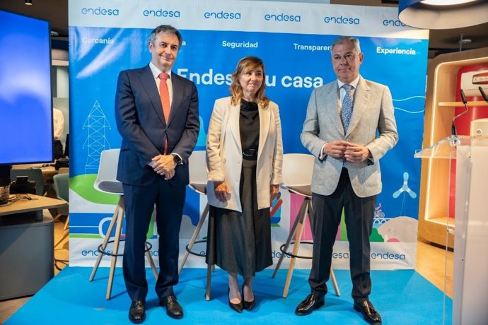 Rafael Sánchez Durán, Maite González y José Luis Sanz, en la inauguración de un 'Punto Endesa' en la avenida Luis de Morales de la capital andaluza.