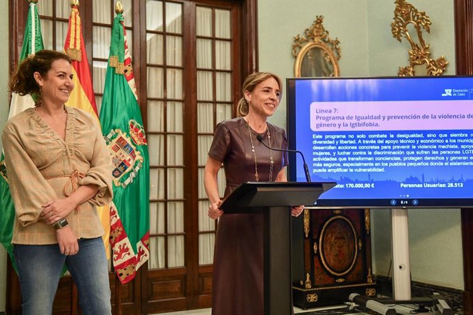 La presidenta de la Diputación de Cádiz, Almudena Martínez, y la diputada de Servicios Sociales, Familias e Igualdad, Paula Conesa, presentan el Plan de Cohesión Social y Cooperación Local de los Servicios Sociales e Igualdad.