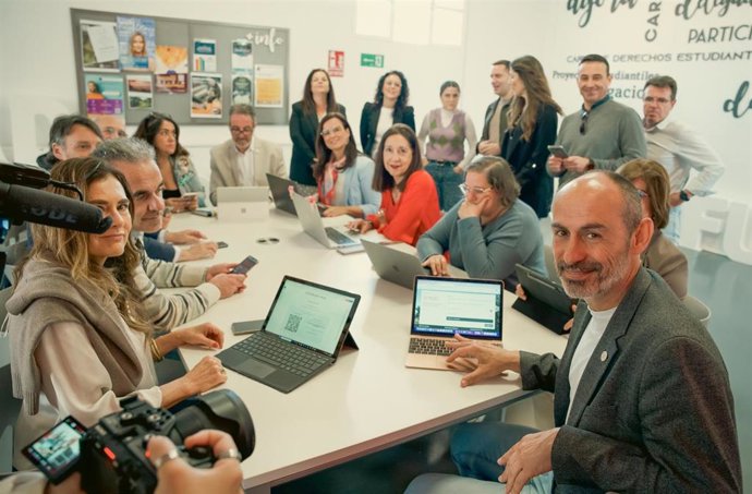Votación del candidato a rector de la Universidad de Huelva, Pepe Rodríguez, y su equipo.