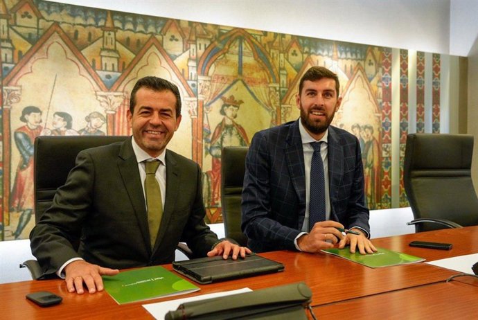 De derecha a izquierda: el portavoz del GP VOX en la Asamblea Regional, José Ángel Antelo, y el portavoz adjunto, Rubén Martínez Alpañez