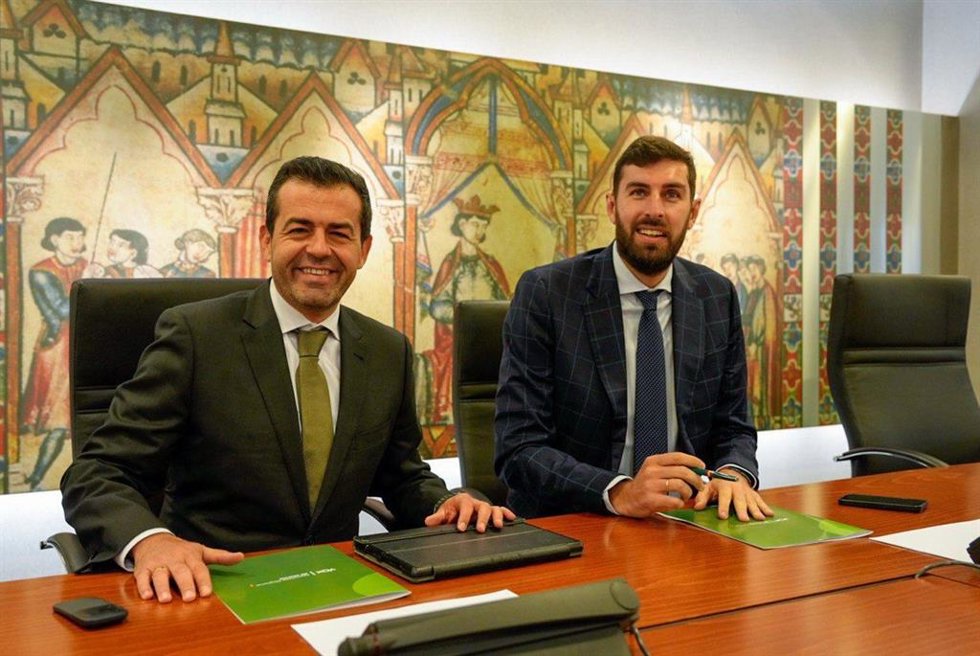 De derecha a izquierda: el portavoz del GP VOX en la Asamblea Regional, José Ángel Antelo, y el portavoz adjunto, Rubén Martínez Alpañez