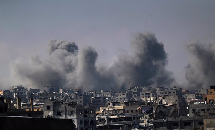 Columnas de humo tras varios bombardeos del Ejército de Israel contra el barrio de Al Tufá, en el este de la ciudad de Gaza, situada en el norte de la Franja de Gaza (archivo)