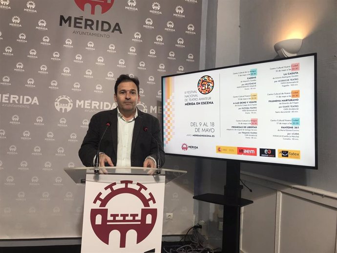 El delegado de Cultura, Antonio Vélez en la presentacion de la II edición del Festival Nacional de Teatro Amateur Mérida en escena