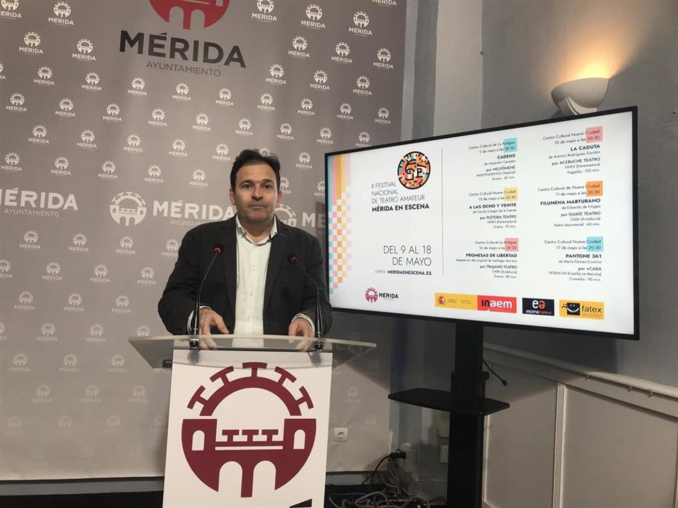 El delegado de Cultura, Antonio Vélez en la presentacion de la II edición del Festival Nacional de Teatro Amateur Mérida en escena