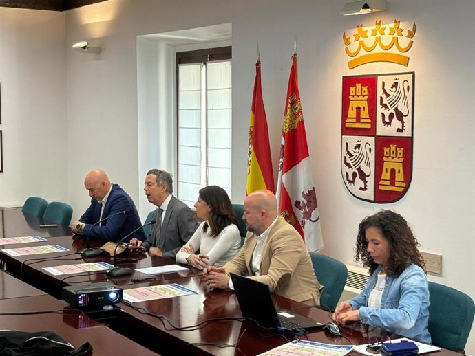 (Izda A Dcha): El Diputado De Deportes, Óscar Moral; El Director General De Deportes, Enrique Sánchez-Guijo; La Delegada Territorial, Raquel Alonso; El Concejal De Deportes De Segovia, Jesús Garrido Y La Jefa De Servicio De Cultura Y Deportes, Ruth Llo