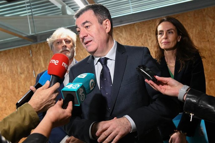 El conselleiro de Educación, Román Rodríguez, en rueda de prensa, a 7 de abril.