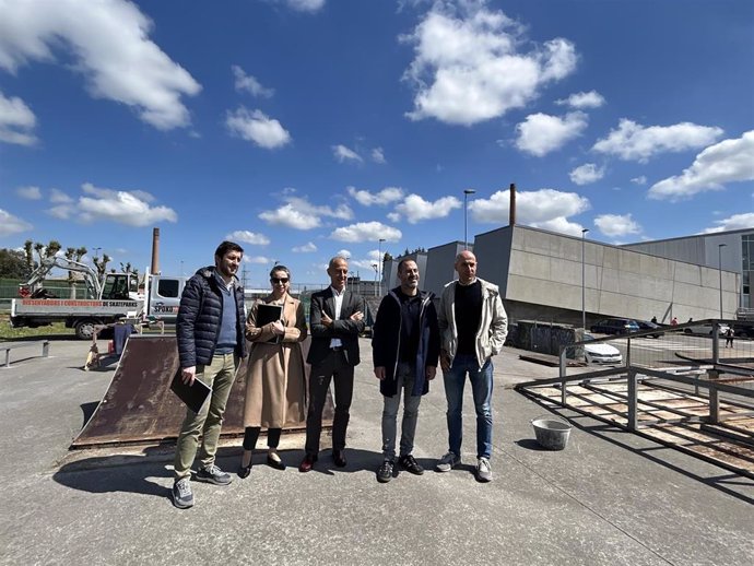 Juan Antonio Freije y María José Fernández, técnicos municipales; Jesús Abad, concejal de Deportes, Salud y Protección contra Incendios; Ángel García, alcalde de Siero, y Virginio Ramírez, director del Patronato Deportivo Municipal.
