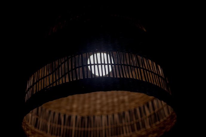 Archivo - Una lámpara encendida