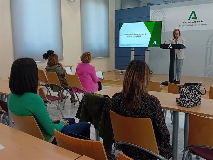 Presentación del convenio entre Junta, Ayuntamiento de Granada y asociación Imeris para apoyar a familias con menores en dificultad social.