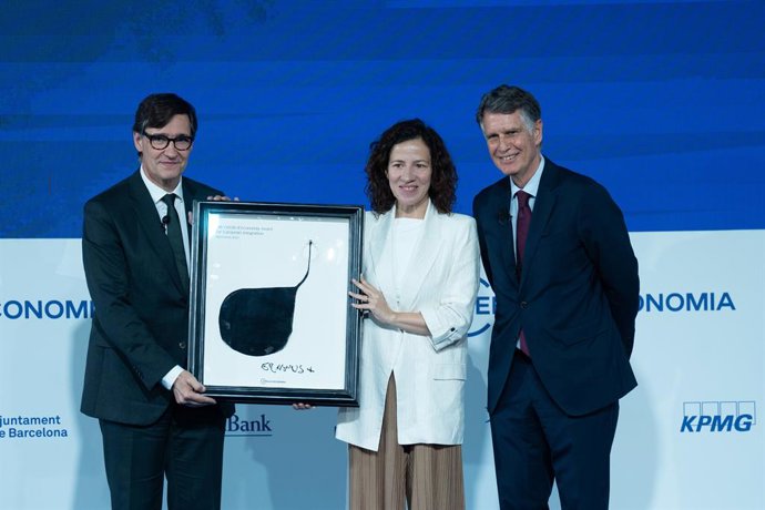 El presidente de la Generalitat, Salvador Illa; el presidente del Cercle d'Economia, Jaume Guardiola, y la vicepresidenta de la Comisión Europea (CE), Roxana Mînzatu