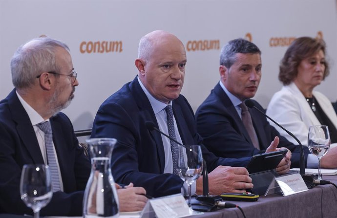 El director general de Consum, Antonio Rodríguez Lázaro (2e), intervé durant la presentació dels resultats de Consum corresponents a l'exercici 2024, en l'Hotel The Westin València,    