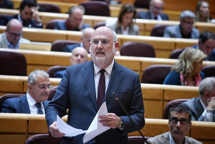 Archivo - El senador de JxCat, Eduard Pujol, interviene durante una sesión de control al Gobierno en el Senado, a 3 de diciembre de 2024, en Madrid (España). 