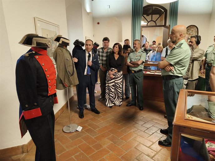 La Guardia Civil, dentro de los actos que desarrolla en Palma del Río con motivo del 181º aniversario de la fundación del Cuerpo, inaugura la exposición 'Ayer y hoy de la Guardia Civil' con material de la colección de Juan de Dios Martín.