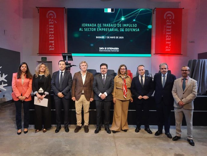 Autoridades asistentes a la jornada de trabajo de impulso al sector empresarial de defensa