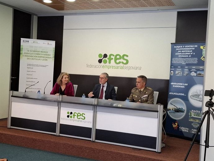 La concejal de Promoción Económica, May Escobar; el presidente de FES, Andrés Ortega, y el coronel jefe del Pacmasa 2, José Manuel Puyuelo