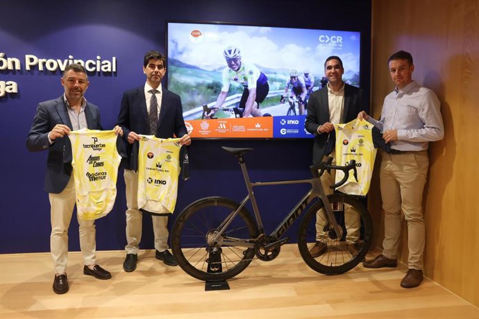 El diputado provincial de Deportes, Juan Rosas, junto al alcalde de Coín, Francisco Santos, y el presidente del Club Ciclista Coín, Cristóbal Muñoz, durante la presentación de este evento que tiene por embajadores a Luis Ángel Maté y Antonio Ortiz.