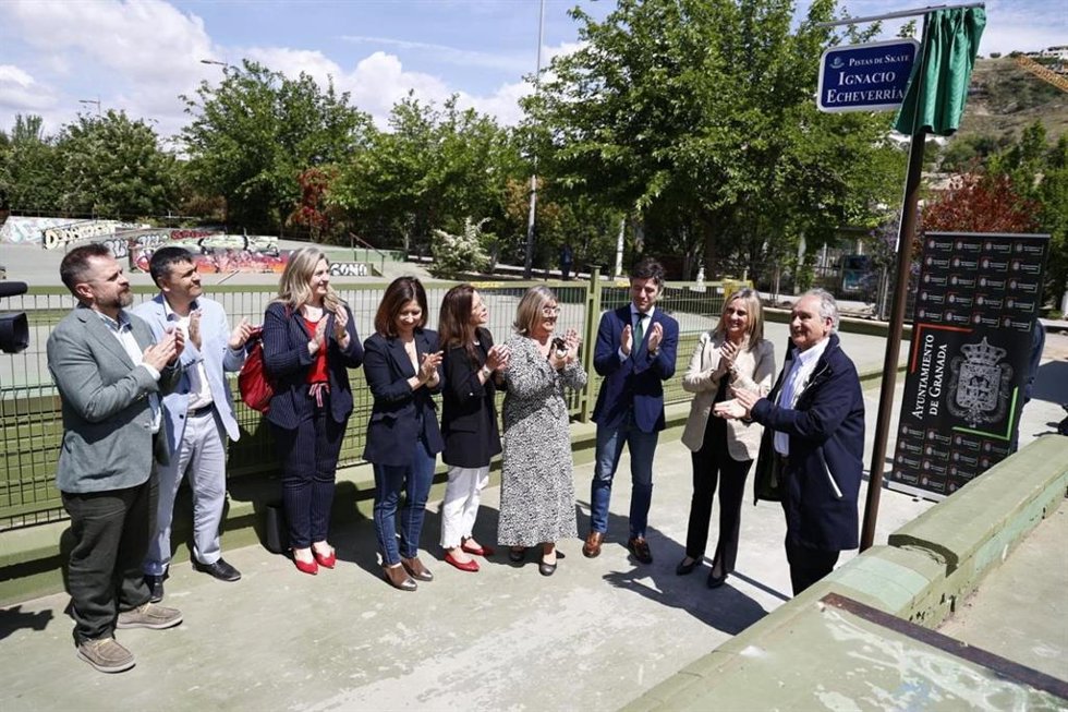 Acto de colocación de la placa en homenaje a Ignacio Echevarría, con la alcaldesa de Granada, Marifrán Carazo (2d)