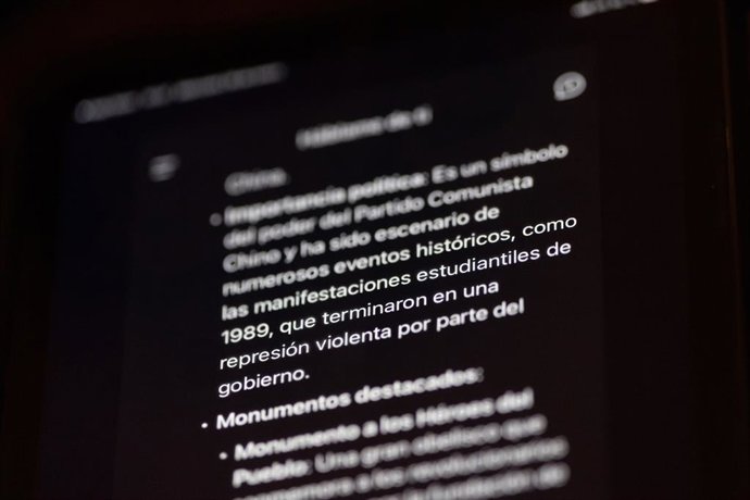 Archivo - Una persona prueba el asistente DeepSeek, a 29 de enero de 2025, en Madrid (España). El asistente DeepSeek llegó a App Store el pasado 11 de enero, y ha escalado para ocupar la primera posición en la tienda de Apple en Estados Unidos, por delant