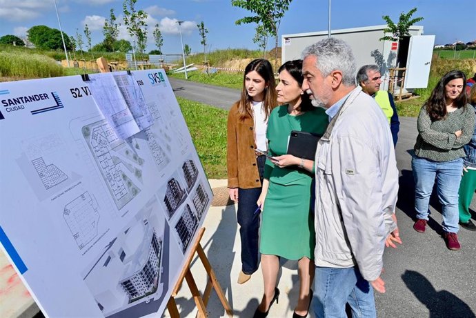 La alcaldesa de Santander, Gema Igual, examina la infografía del nuevo edificio de vivienda protegida que ha comenzado a construirse en el Alisal