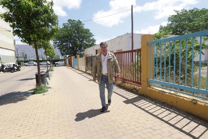 El delegado de Participación Ciudadana, Miguel Ruiz Madruga, junto al colegio de Educación Infantil Mediterráneo, que será centro cívico municipal complementario.