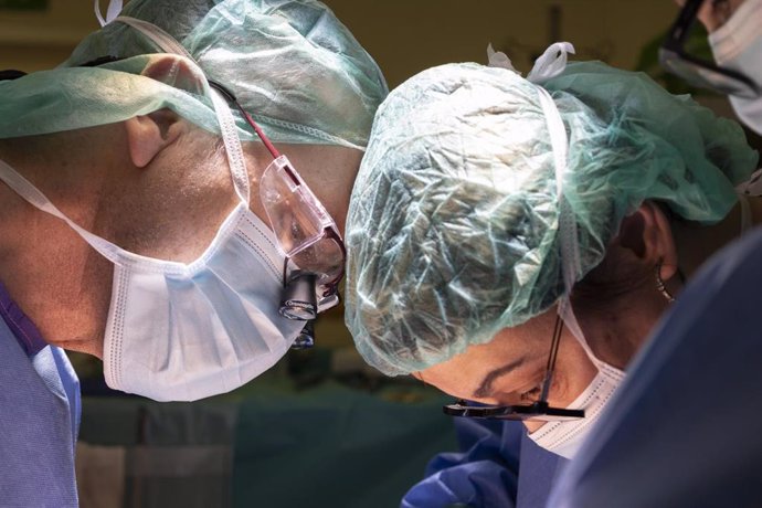 Archivo - Cirujanos del Hospital de Bellvitge durante una intervención de páncreas.