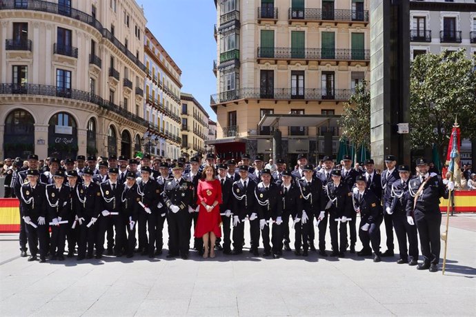 La Policía Local de Zaragoza ha recibido la máxima distinción de la ciudad, la Medalla de Oro de Zaragoza, de la mano de la alcaldesa Natalia Chueca