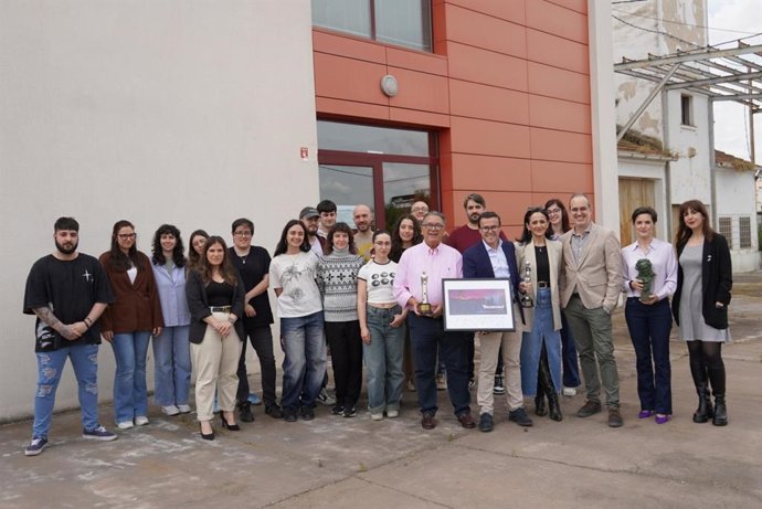 Foto de familia en la visita del presidente de la Diputación de Badajoz, Miguel Ángel Gallardo, a la productora audiovisual The Glow en Almendralejo