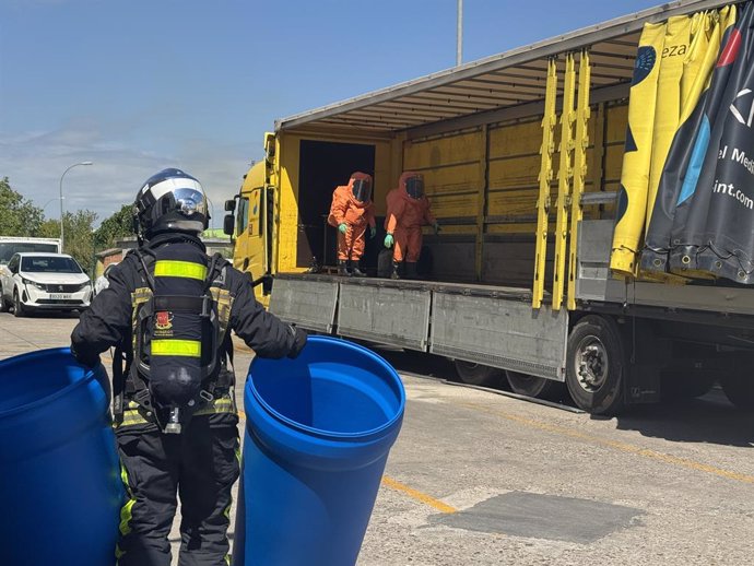 Bomberos NRBQ controlan un nube tóxica por el escape de ácido nítrico de una garrafas en una nave de Algete