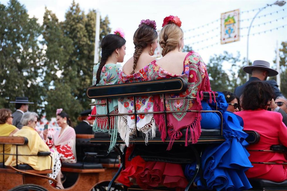 Coches de caballos pasean por el real en la jornada de este martes de Feria.