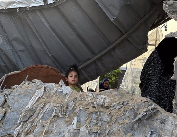 April 30, 2025, Rafah, Gaza Strip, Palestinian Territory: Palestinians inspect the damage, following overnight Israeli strikes on makeshift homes and tents, in the Mawasi area ,in Khan Yunis, Southern Gaza Strip on April 30, 2025,Image: 993853465, License