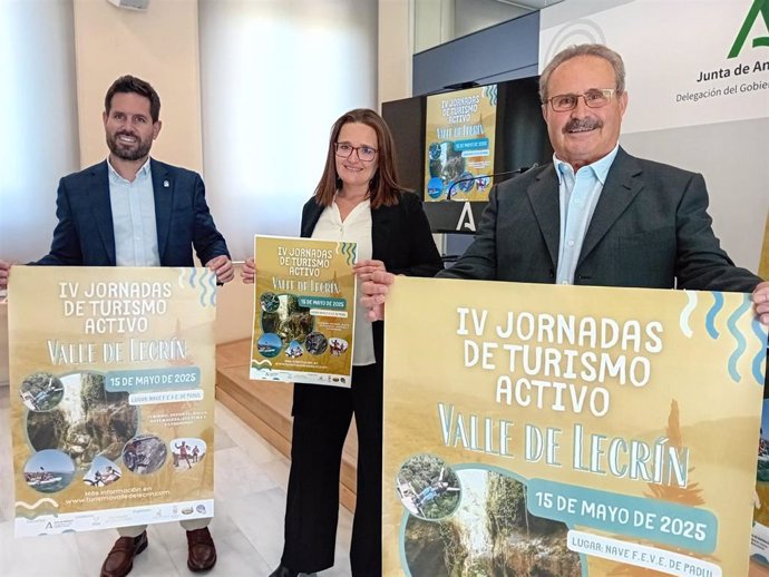 De izquierda a derecha, el delegado de Turismo, Cultura y Deporte de la Junta en Granada, David Rodríguez, la alcaldesa de Padul, Celia Villena, y el presidente de la Asociación de Turismo del Valle de Lecrín, Isaías Padial
