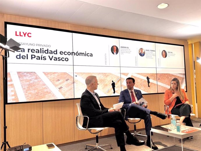 Mikel Torres participa en el foro "La realidad económica del País Vasco" en Madrid.