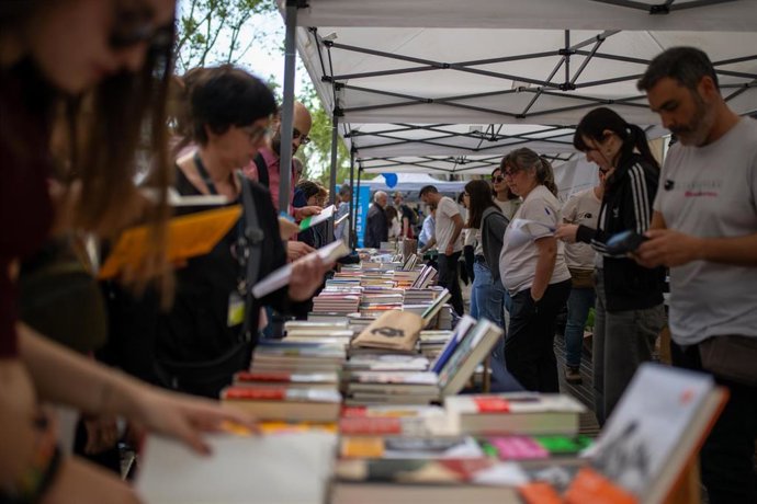 Puestos de libros, durante la Diada de Sant Jordi 2025, a 23 de abril de 2025, en Barcelona