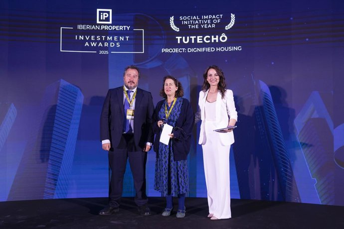 Blanca Hernández, fundadora de TUTECHÔ, recibiendo un premio.